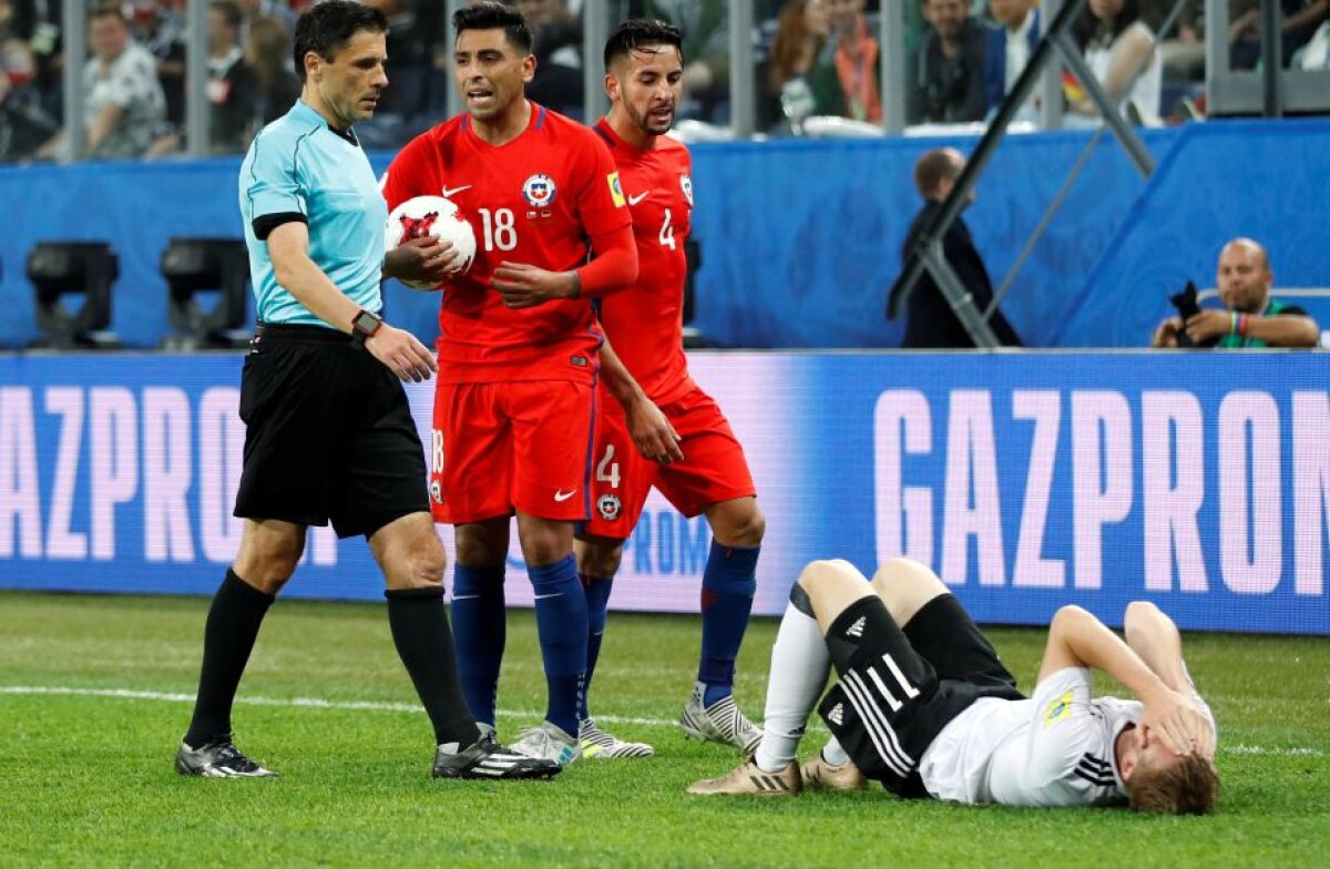 FOTO + VIDEO Scandal în finala Cupei Confederațiilor! Un jucător și-a lovit adversarul cu cotul, dar a nu a fost eliminat! Arbitrul s-a uitat degeaba la reluare