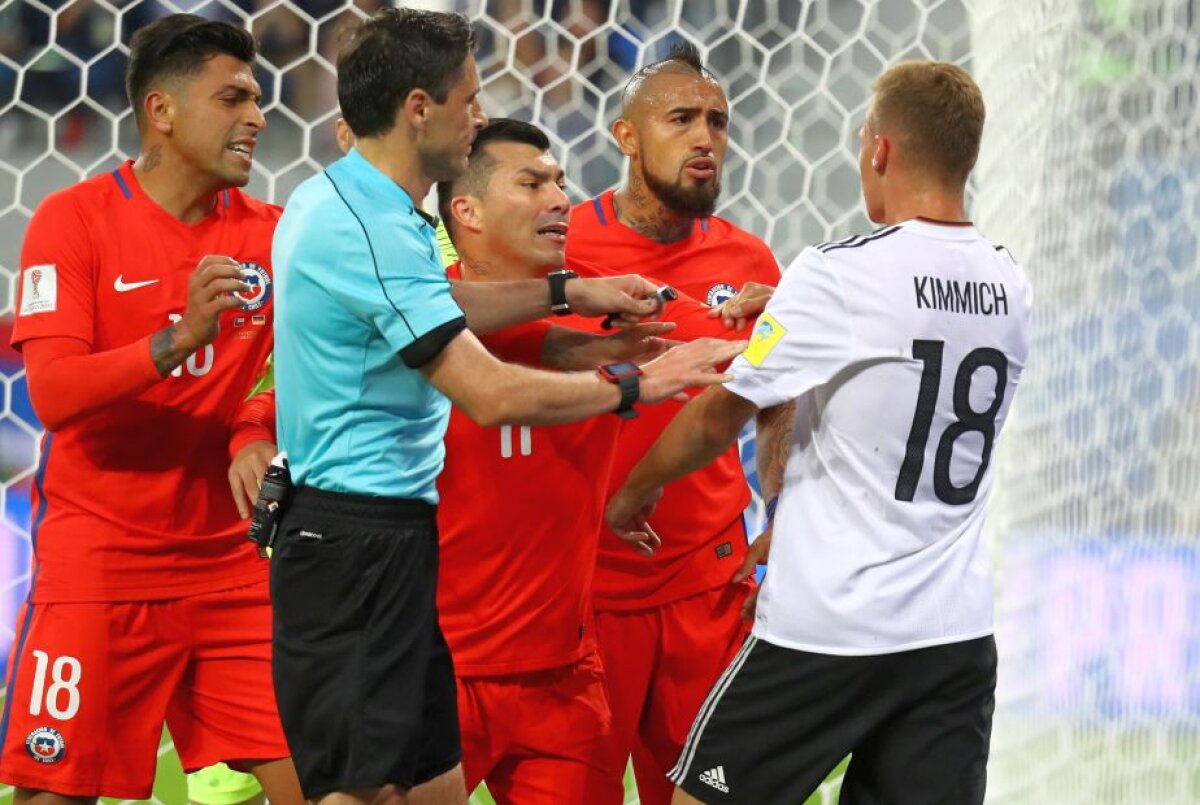 FOTO + VIDEO Scandal în finala Cupei Confederațiilor! Un jucător și-a lovit adversarul cu cotul, dar a nu a fost eliminat! Arbitrul s-a uitat degeaba la reluare