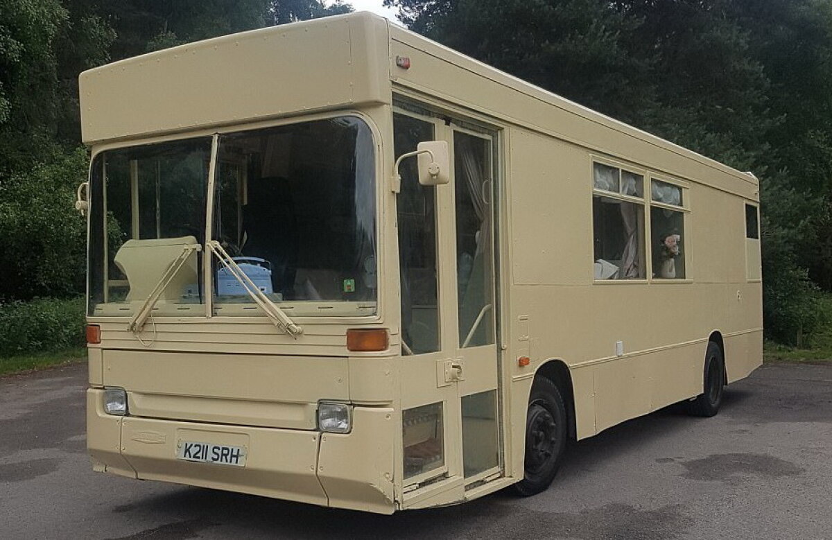 GALERIE FOTO & VIDEO Au cumpărat un autobuz vechi cu 1.200 de lire şi au investit în el. Ce a ieşit te va minuna!