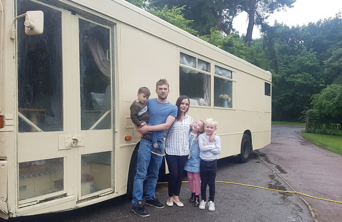 GALERIE FOTO & VIDEO Au cumpărat un autobuz vechi cu 1.200 de lire şi au investit în el. Ce a ieşit te va minuna!