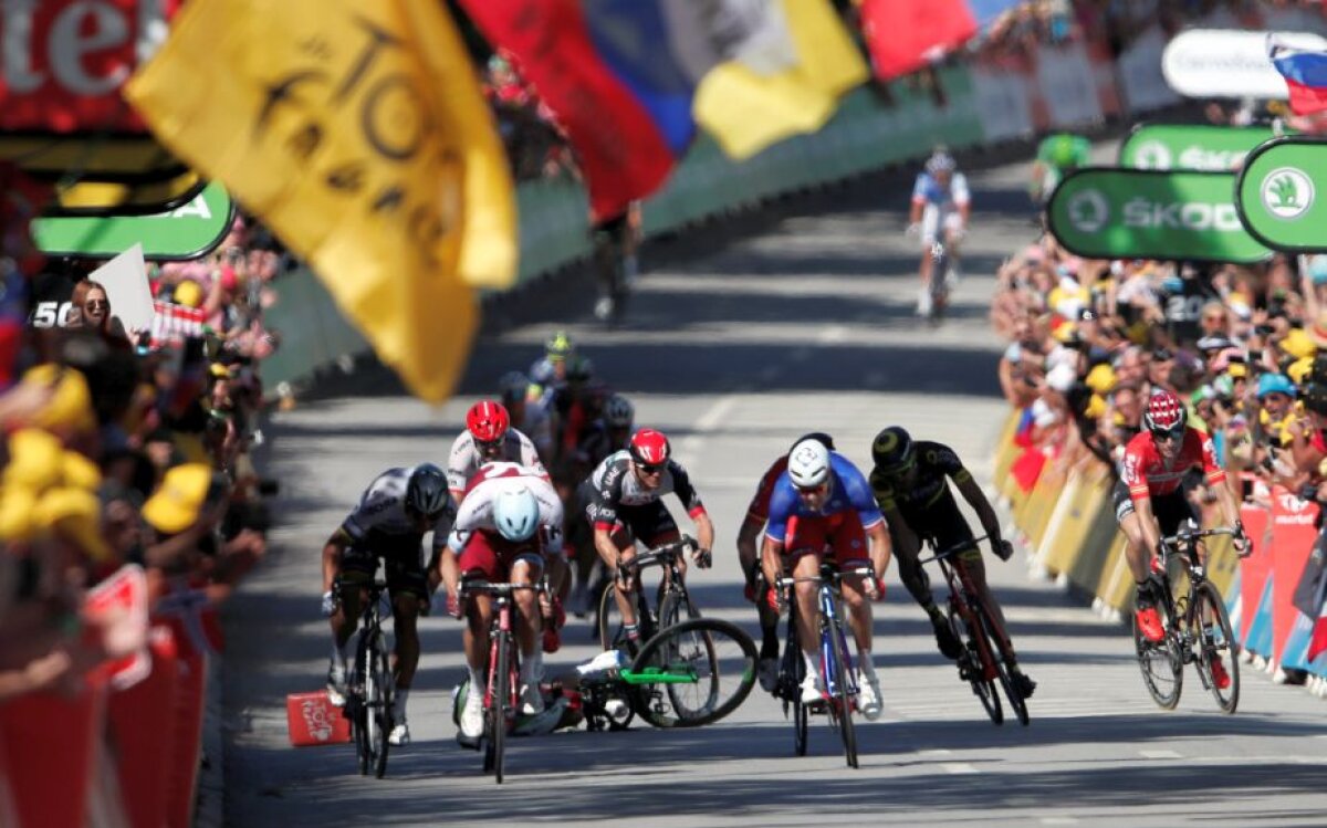 VIDEO + FOTO Scandal în Turul Franței » Peter Sagan îl izbește violent pe Mark Cavendish de barierele de protecție și e dat afară din Tur!