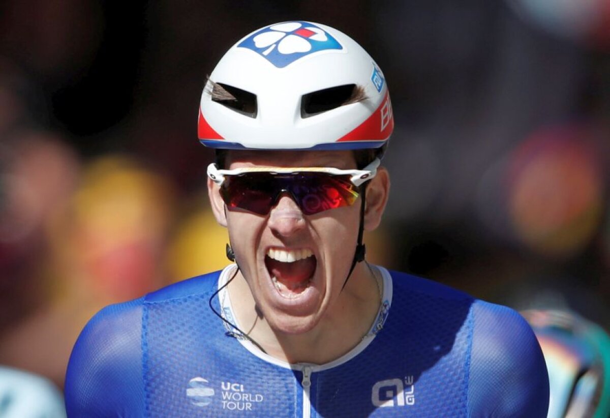 VIDEO + FOTO Scandal în Turul Franței » Peter Sagan îl izbește violent pe Mark Cavendish de barierele de protecție și e dat afară din Tur!