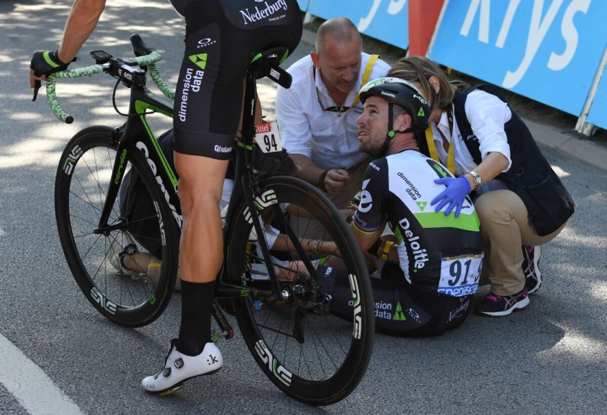 VIDEO + FOTO Scandal în Turul Franței » Peter Sagan îl izbește violent pe Mark Cavendish de barierele de protecție și e dat afară din Tur!