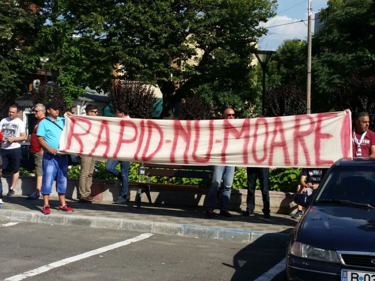 VIDEO + FOTO Prima întâlnire dintre primarul Tudorache și fanii Rapidului! Ce s-a întâmplat în fața primăriei Sectorului 1