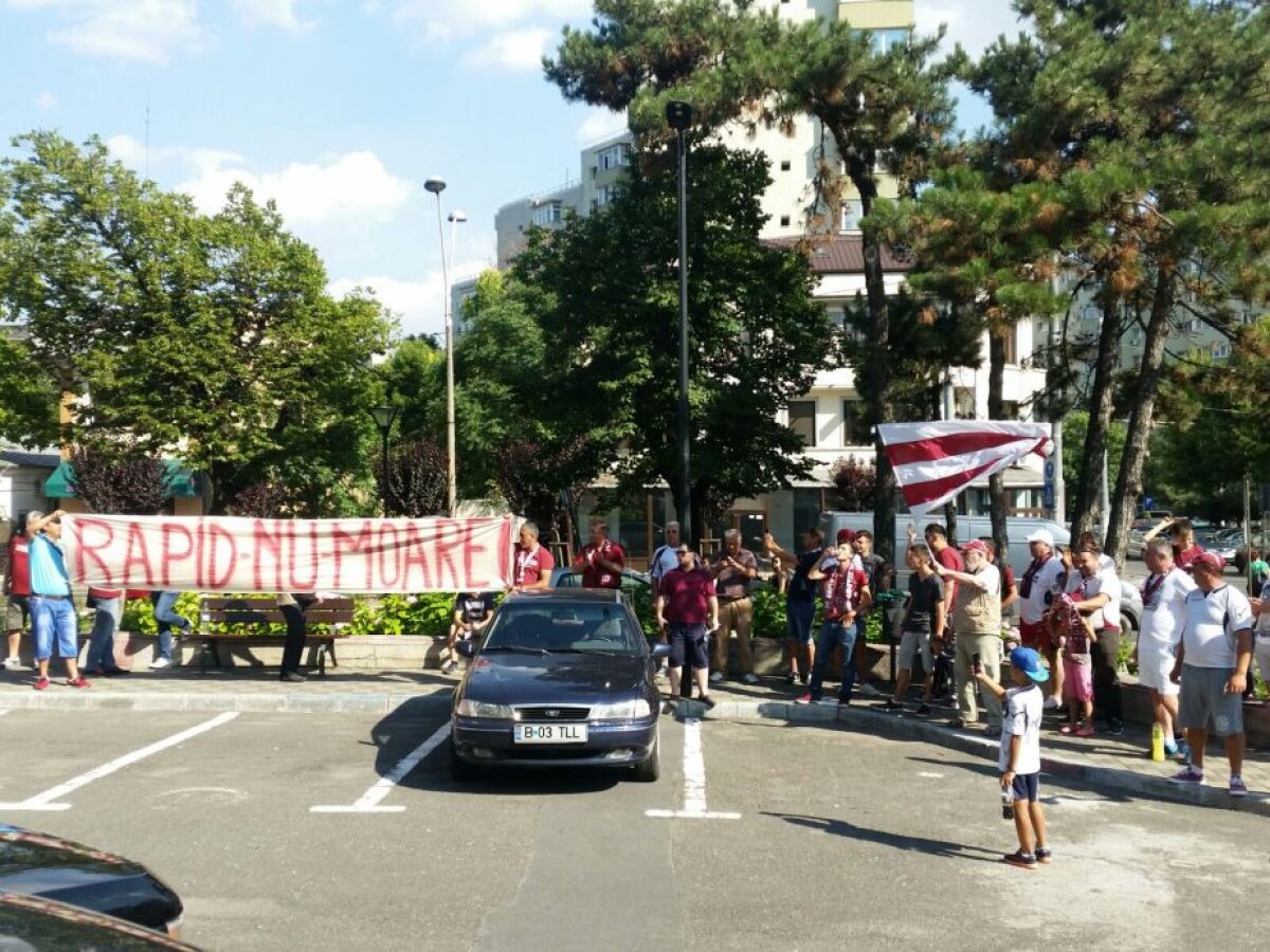 VIDEO + FOTO Prima întâlnire dintre primarul Tudorache și fanii Rapidului! Ce s-a întâmplat în fața primăriei Sectorului 1