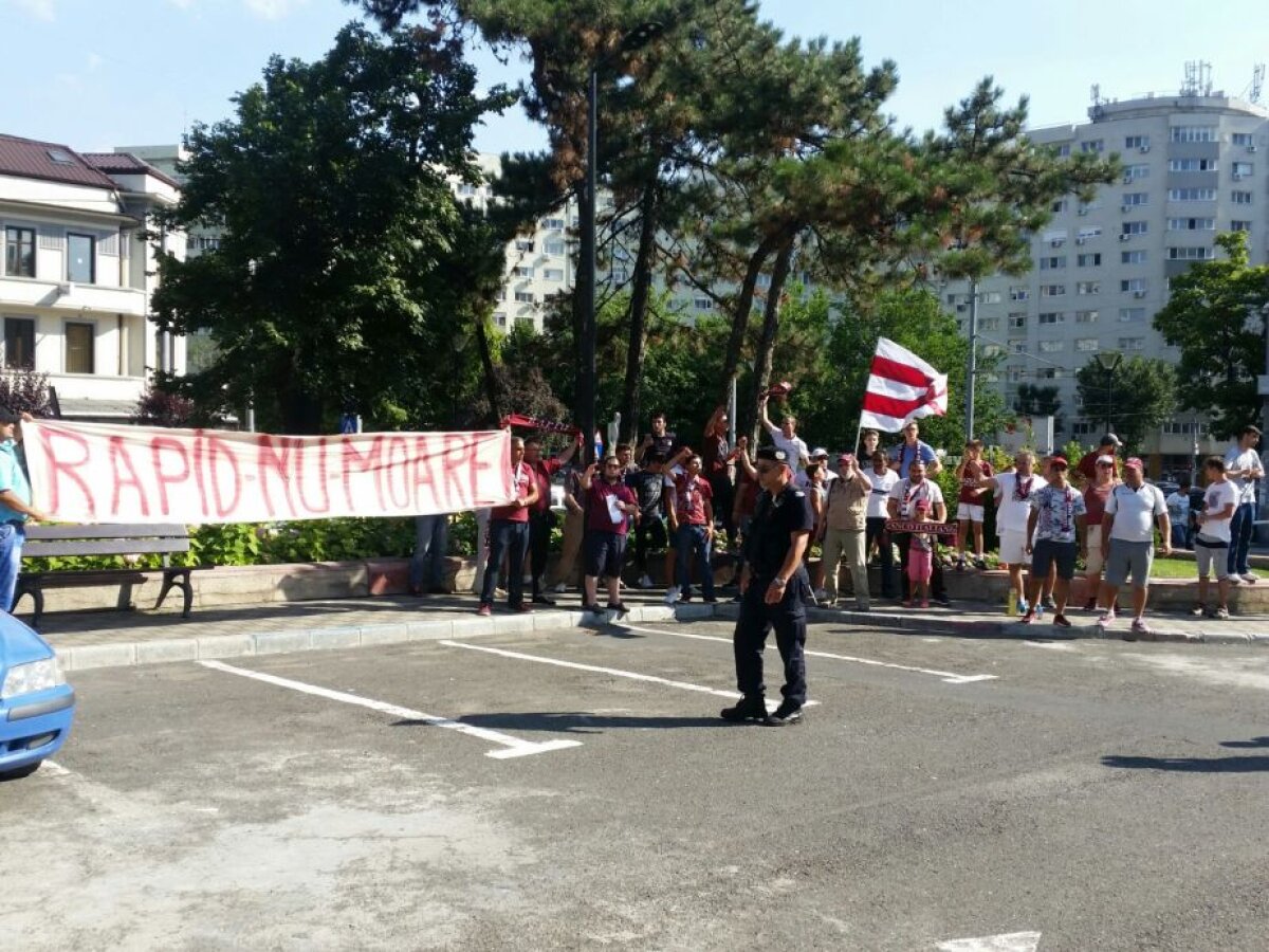 VIDEO + FOTO Prima întâlnire dintre primarul Tudorache și fanii Rapidului! Ce s-a întâmplat în fața primăriei Sectorului 1