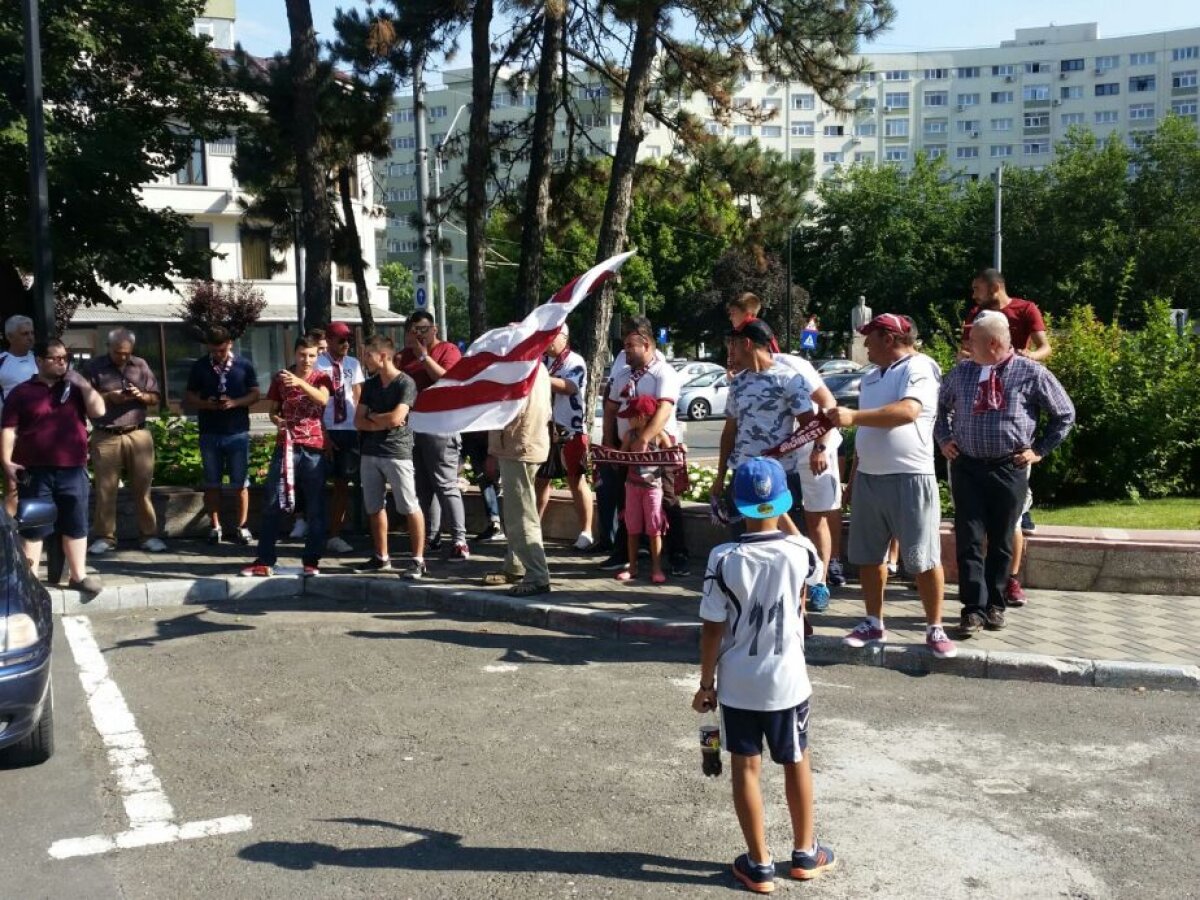 VIDEO + FOTO Prima întâlnire dintre primarul Tudorache și fanii Rapidului! Ce s-a întâmplat în fața primăriei Sectorului 1