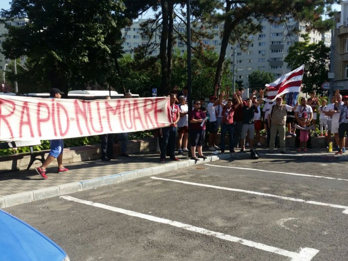 VIDEO + FOTO Prima întâlnire dintre primarul Tudorache și fanii Rapidului! Ce s-a întâmplat în fața primăriei Sectorului 1