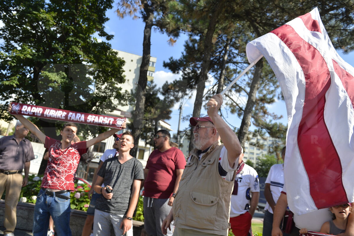 VIDEO + FOTO Prima întâlnire dintre primarul Tudorache și fanii Rapidului! Ce s-a întâmplat în fața primăriei Sectorului 1