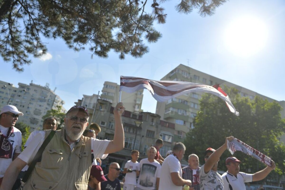 VIDEO + FOTO Prima întâlnire dintre primarul Tudorache și fanii Rapidului! Ce s-a întâmplat în fața primăriei Sectorului 1
