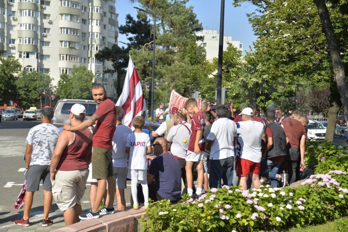VIDEO + FOTO Prima întâlnire dintre primarul Tudorache și fanii Rapidului! Ce s-a întâmplat în fața primăriei Sectorului 1