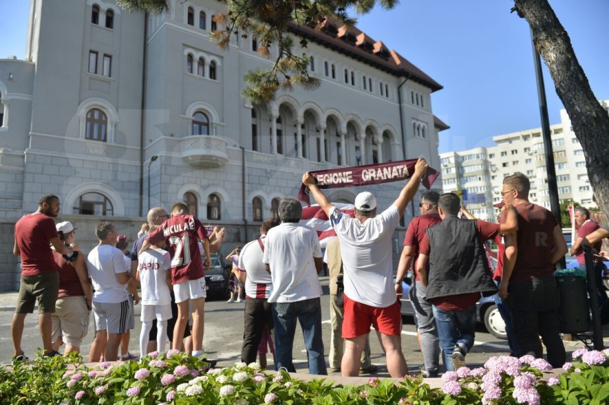 VIDEO + FOTO Prima întâlnire dintre primarul Tudorache și fanii Rapidului! Ce s-a întâmplat în fața primăriei Sectorului 1