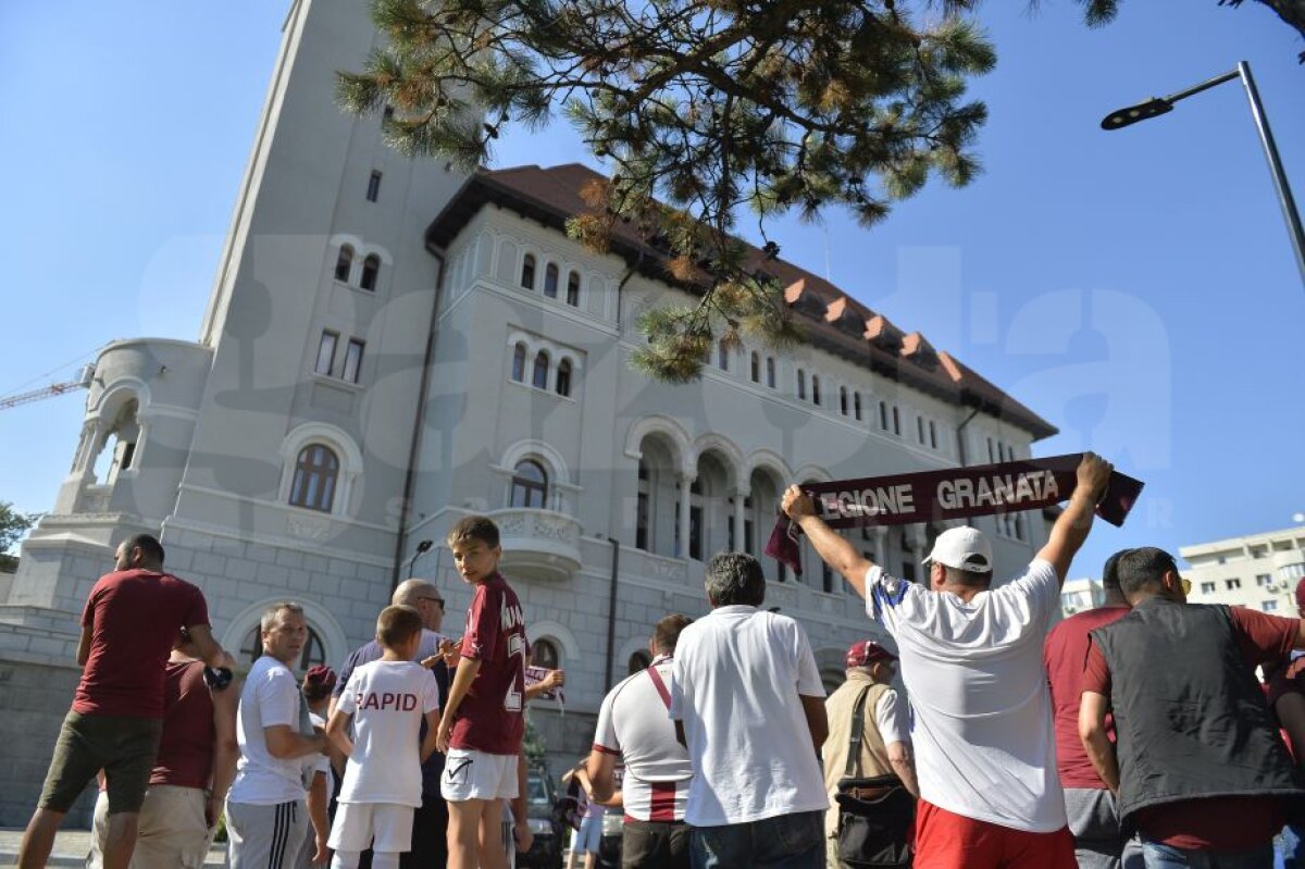 VIDEO + FOTO Prima întâlnire dintre primarul Tudorache și fanii Rapidului! Ce s-a întâmplat în fața primăriei Sectorului 1