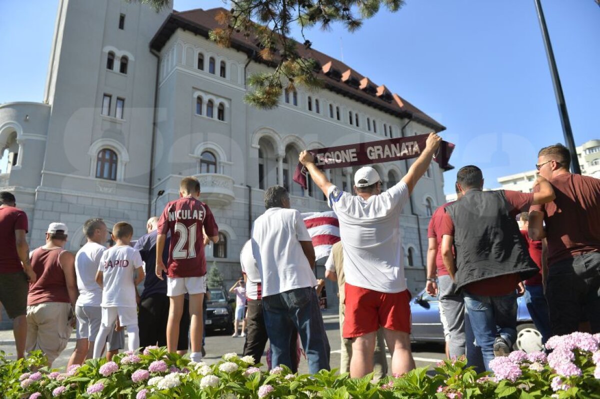 VIDEO + FOTO Prima întâlnire dintre primarul Tudorache și fanii Rapidului! Ce s-a întâmplat în fața primăriei Sectorului 1