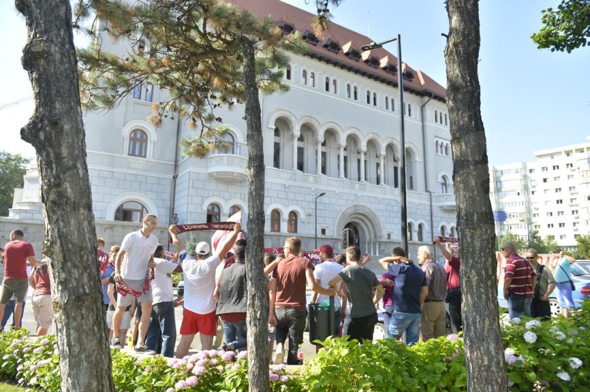 VIDEO + FOTO Prima întâlnire dintre primarul Tudorache și fanii Rapidului! Ce s-a întâmplat în fața primăriei Sectorului 1