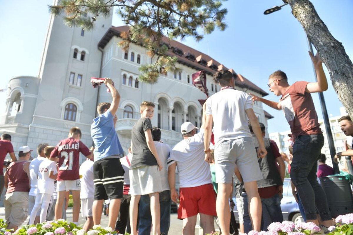 VIDEO + FOTO Prima întâlnire dintre primarul Tudorache și fanii Rapidului! Ce s-a întâmplat în fața primăriei Sectorului 1