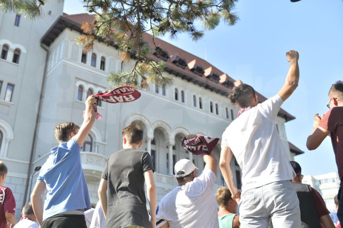 VIDEO + FOTO Prima întâlnire dintre primarul Tudorache și fanii Rapidului! Ce s-a întâmplat în fața primăriei Sectorului 1