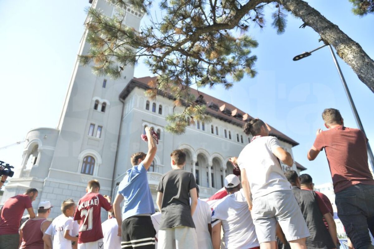 VIDEO + FOTO Prima întâlnire dintre primarul Tudorache și fanii Rapidului! Ce s-a întâmplat în fața primăriei Sectorului 1