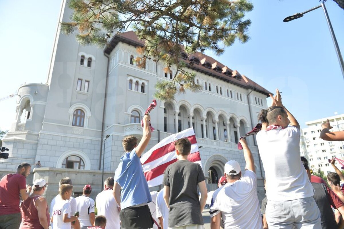 VIDEO + FOTO Prima întâlnire dintre primarul Tudorache și fanii Rapidului! Ce s-a întâmplat în fața primăriei Sectorului 1