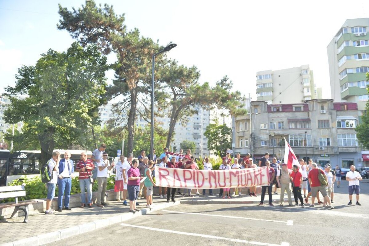 VIDEO + FOTO Prima întâlnire dintre primarul Tudorache și fanii Rapidului! Ce s-a întâmplat în fața primăriei Sectorului 1