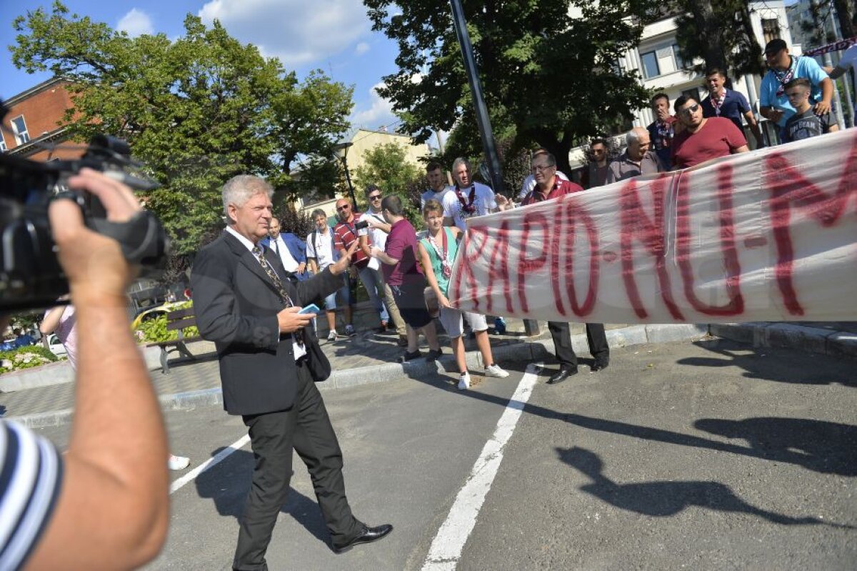 VIDEO + FOTO Prima întâlnire dintre primarul Tudorache și fanii Rapidului! Ce s-a întâmplat în fața primăriei Sectorului 1