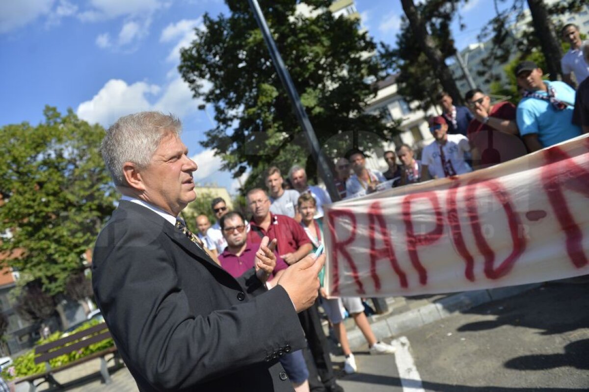 VIDEO + FOTO Prima întâlnire dintre primarul Tudorache și fanii Rapidului! Ce s-a întâmplat în fața primăriei Sectorului 1