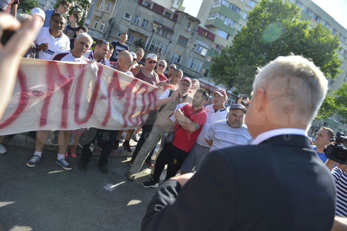 VIDEO + FOTO Prima întâlnire dintre primarul Tudorache și fanii Rapidului! Ce s-a întâmplat în fața primăriei Sectorului 1