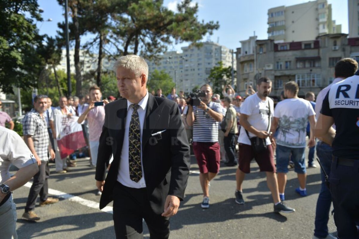 VIDEO + FOTO Prima întâlnire dintre primarul Tudorache și fanii Rapidului! Ce s-a întâmplat în fața primăriei Sectorului 1