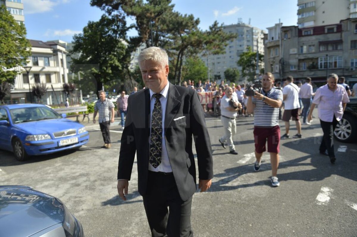 VIDEO + FOTO Prima întâlnire dintre primarul Tudorache și fanii Rapidului! Ce s-a întâmplat în fața primăriei Sectorului 1