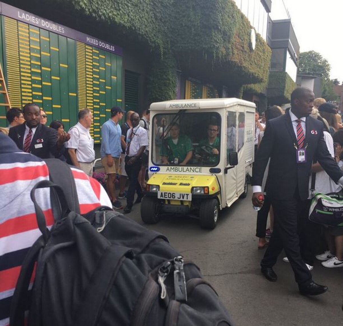 VIDEO ATENȚIE, IMAGINI TULBURĂTOARE Moment ȘOCANT la Wimbledon! Bethanie Mattek-Sands, adversara Soranei, s-a accidentat ORIBIL în timpul meciului! Sorana a început să plângă! Americanca a fost scoasă cu targa de pe teren!