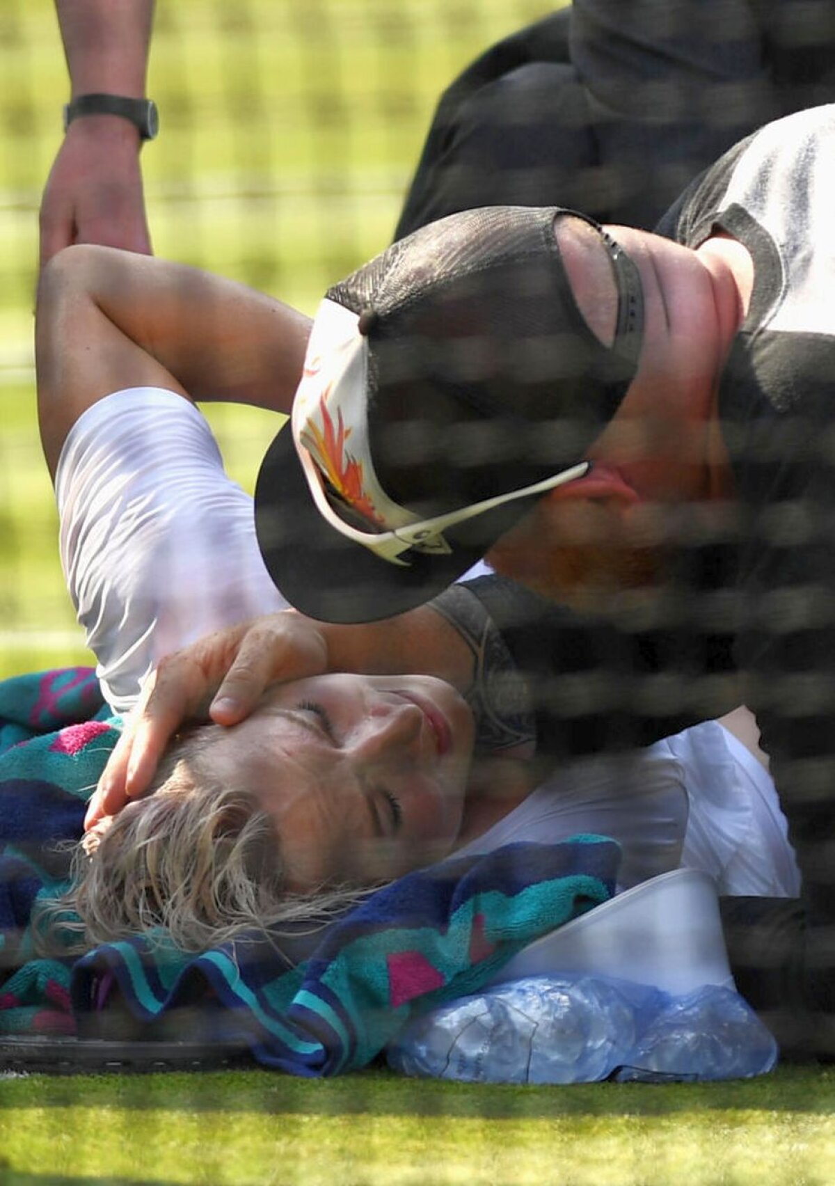 VIDEO ATENȚIE, IMAGINI TULBURĂTOARE Moment ȘOCANT la Wimbledon! Bethanie Mattek-Sands, adversara Soranei, s-a accidentat ORIBIL în timpul meciului! Sorana a început să plângă! Americanca a fost scoasă cu targa de pe teren!