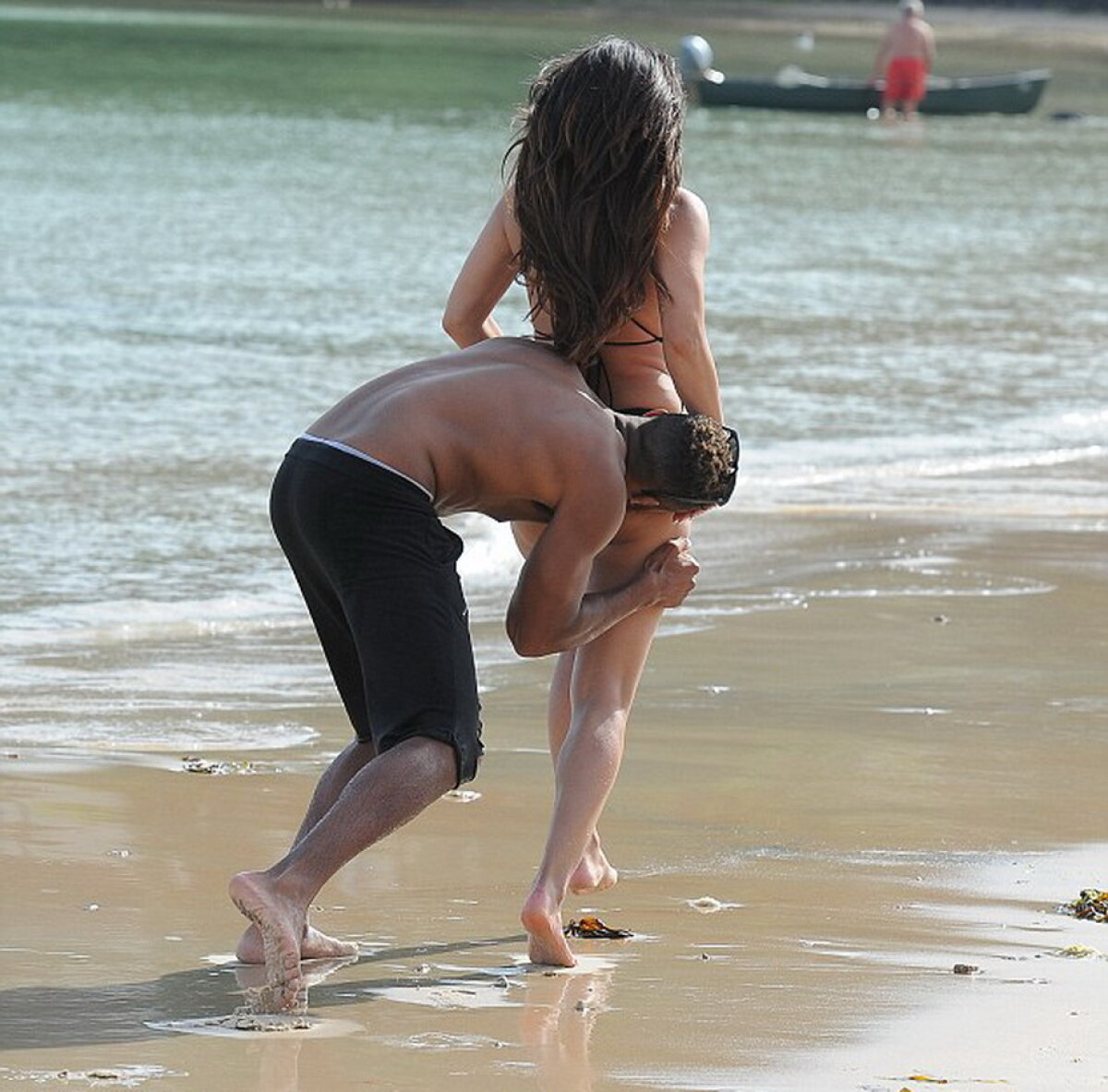GALERIE FOTO Două celebrităţi, surprinse în ipostaze intime la plajă!