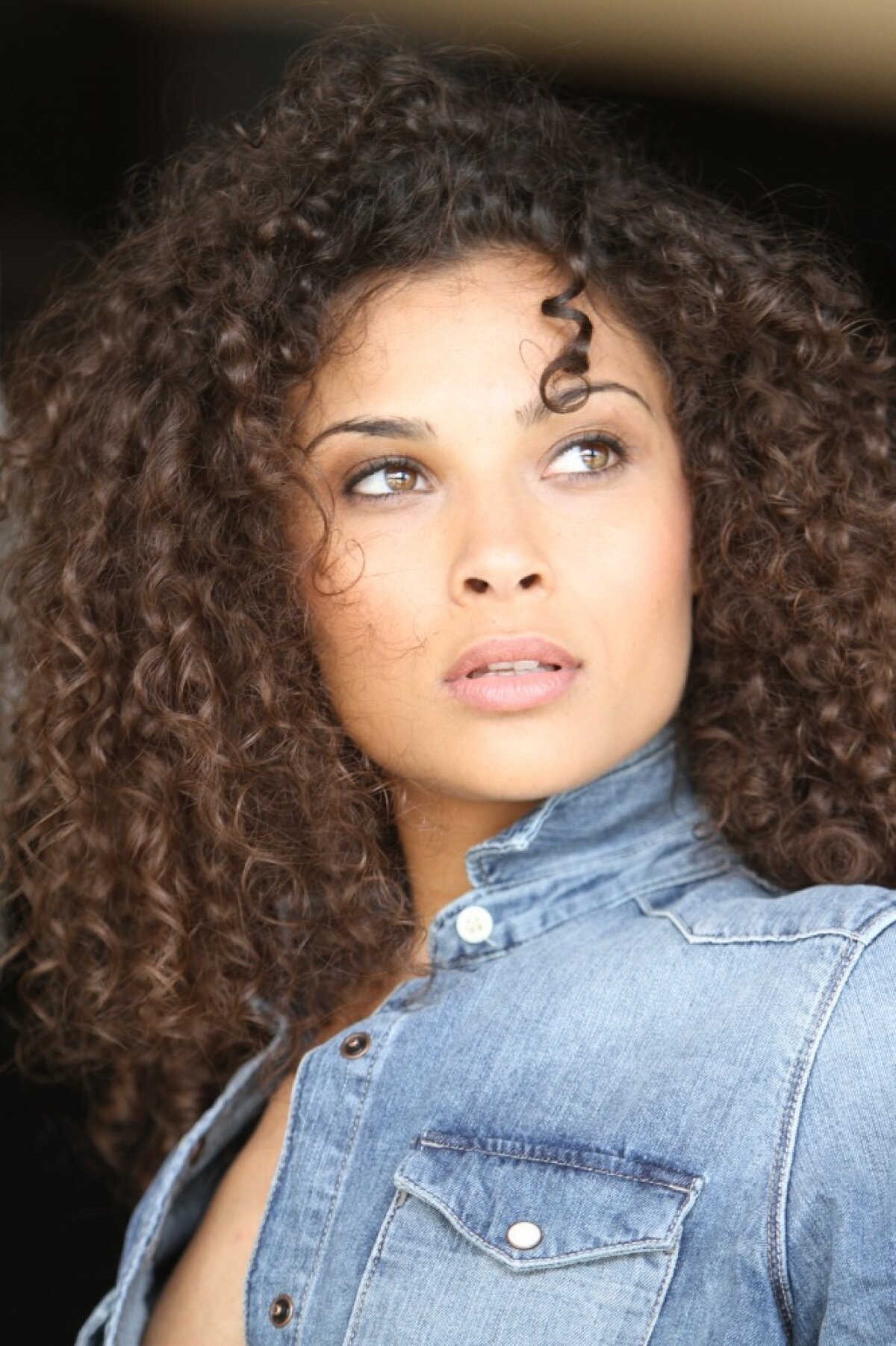 VIDEO & FOTO Chiar se pricepe: o brunetă super a început să joace fotbal pe plajă și i-a lăsat pe toți mască