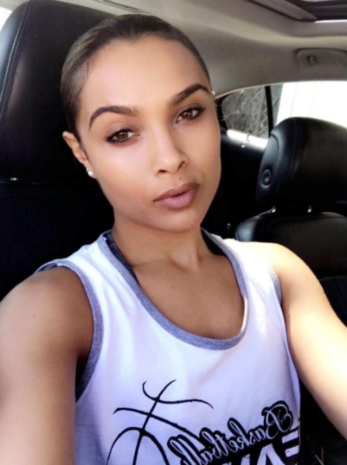 VIDEO & FOTO Chiar se pricepe: o brunetă super a început să joace fotbal pe plajă și i-a lăsat pe toți mască