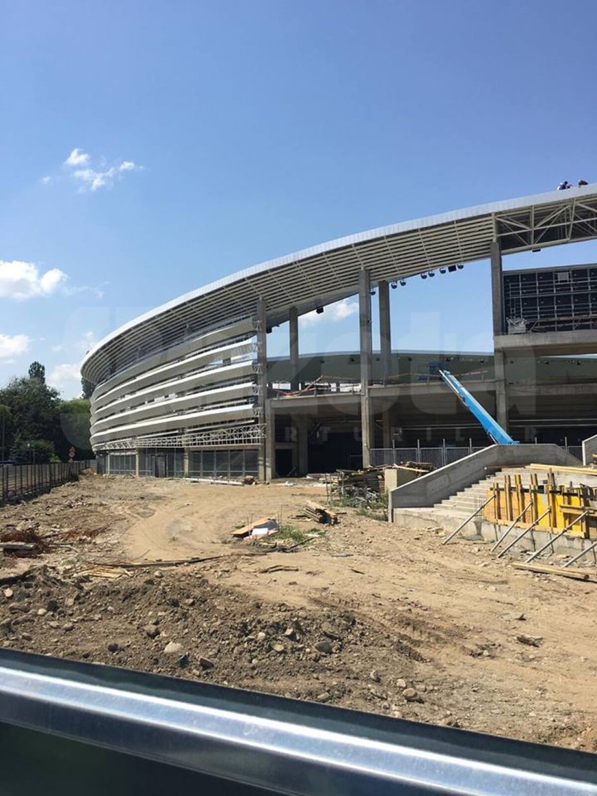 EXCLUSIV VIDEO + FOTO Noi imagini de la unul dintre stadioanele care se construiesc în România! Se pun la punct ultimele detalii la exterior 