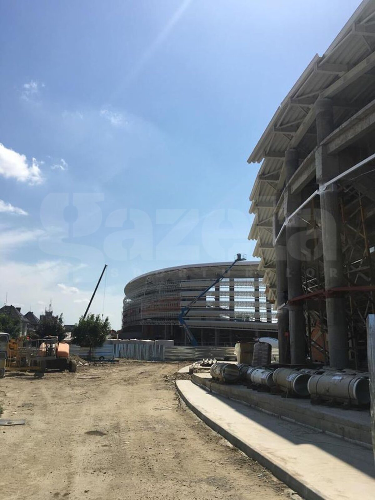 EXCLUSIV VIDEO + FOTO Noi imagini de la unul dintre stadioanele care se construiesc în România! Se pun la punct ultimele detalii la exterior 