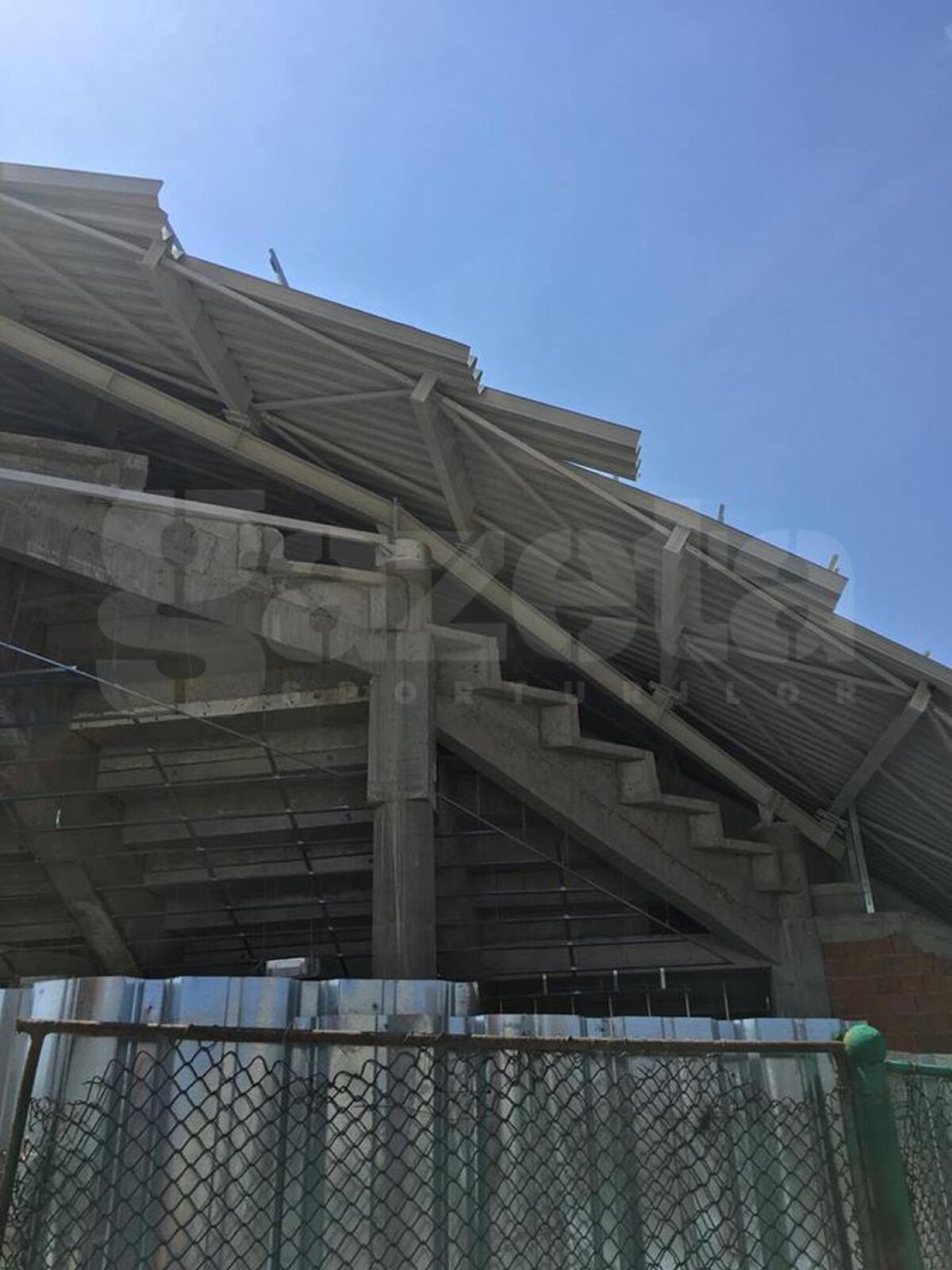 EXCLUSIV VIDEO + FOTO Noi imagini de la unul dintre stadioanele care se construiesc în România! Se pun la punct ultimele detalii la exterior 