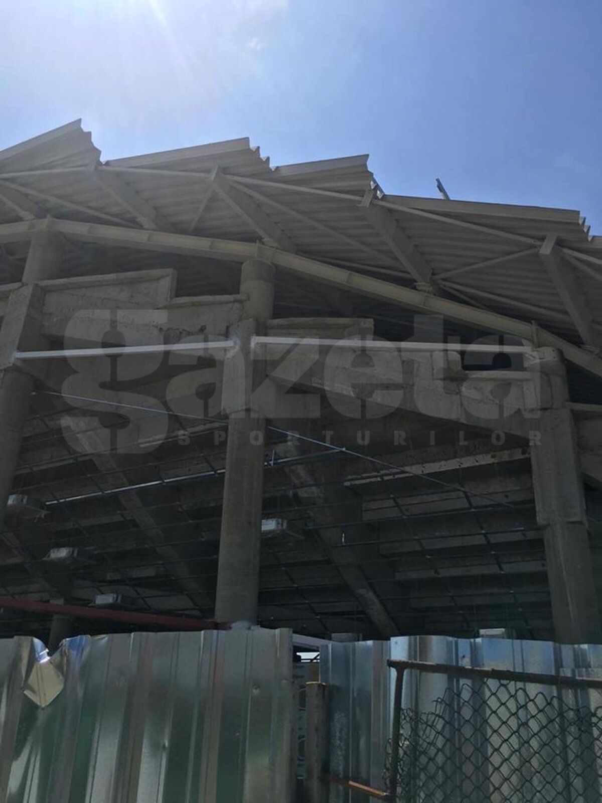 EXCLUSIV VIDEO + FOTO Noi imagini de la unul dintre stadioanele care se construiesc în România! Se pun la punct ultimele detalii la exterior 