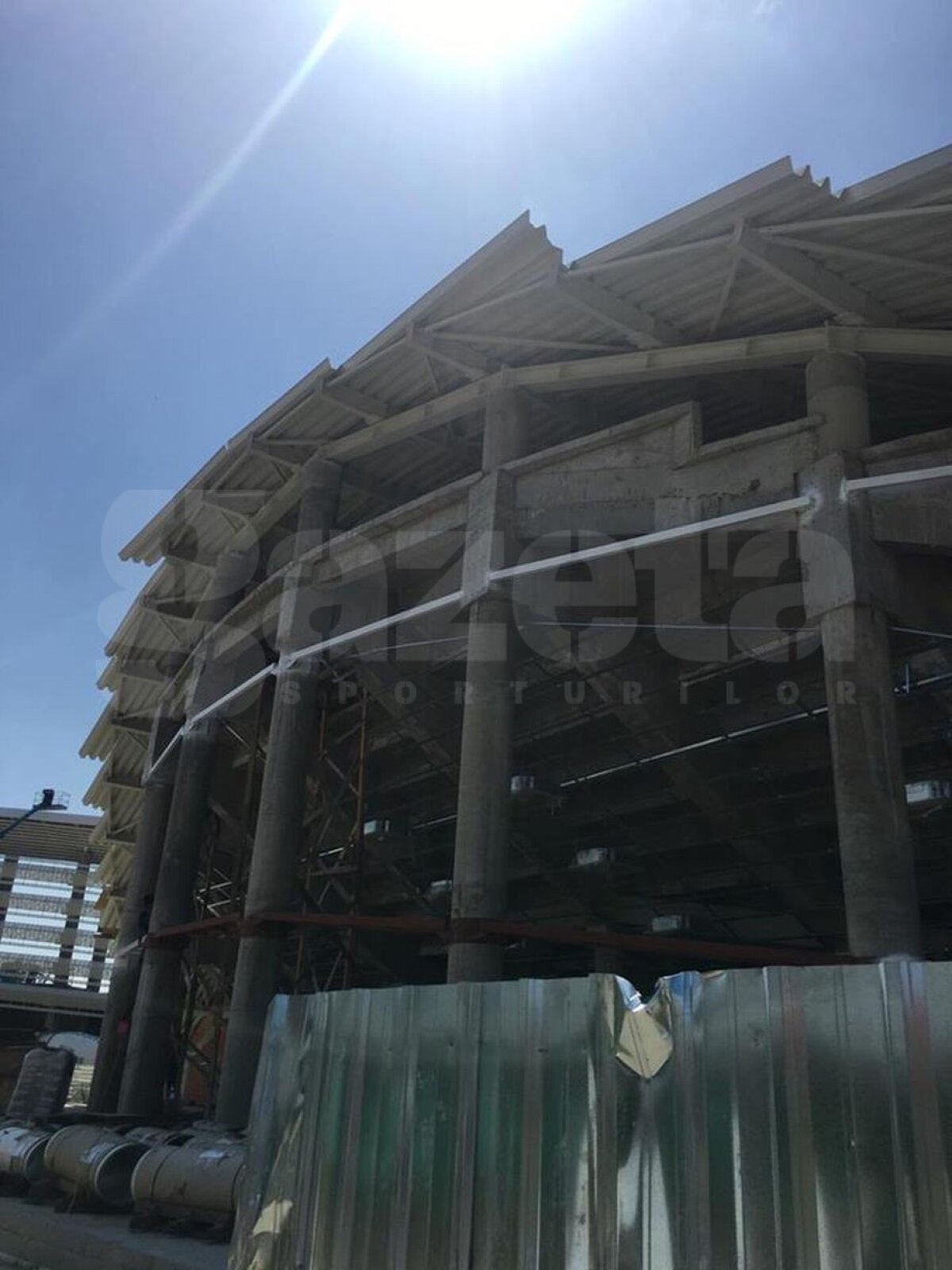 EXCLUSIV VIDEO + FOTO Noi imagini de la unul dintre stadioanele care se construiesc în România! Se pun la punct ultimele detalii la exterior 