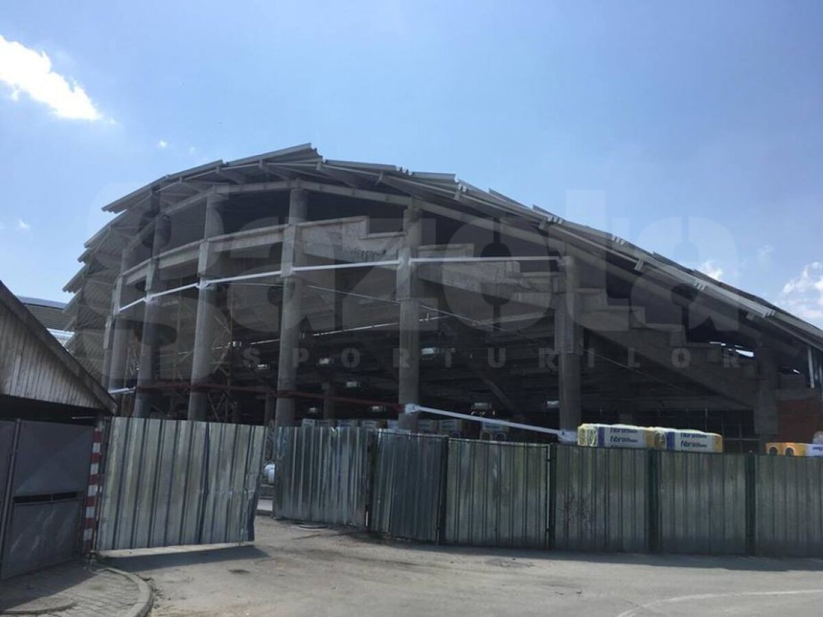 EXCLUSIV VIDEO + FOTO Noi imagini de la unul dintre stadioanele care se construiesc în România! Se pun la punct ultimele detalii la exterior 