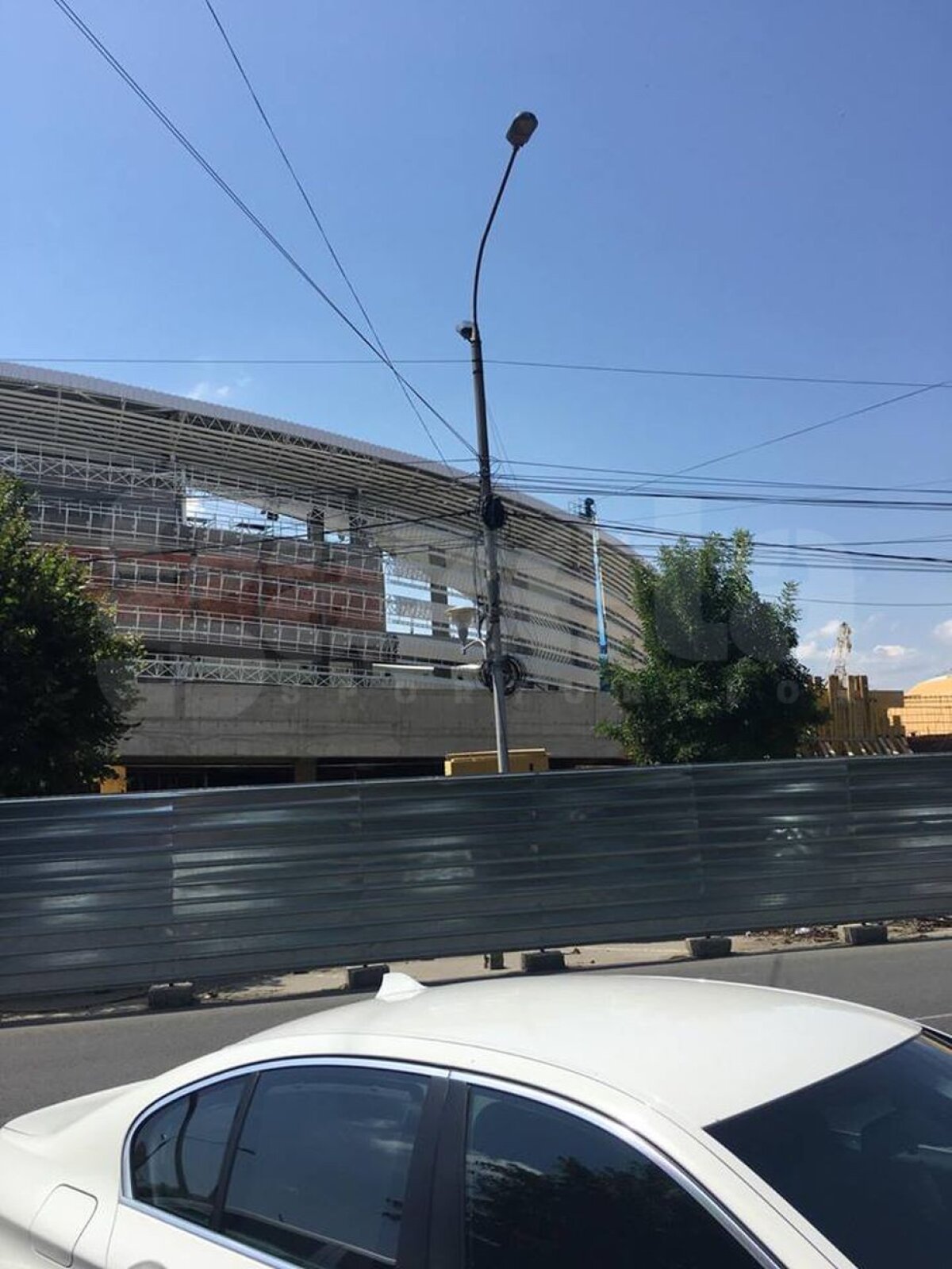 EXCLUSIV VIDEO + FOTO Noi imagini de la unul dintre stadioanele care se construiesc în România! Se pun la punct ultimele detalii la exterior 