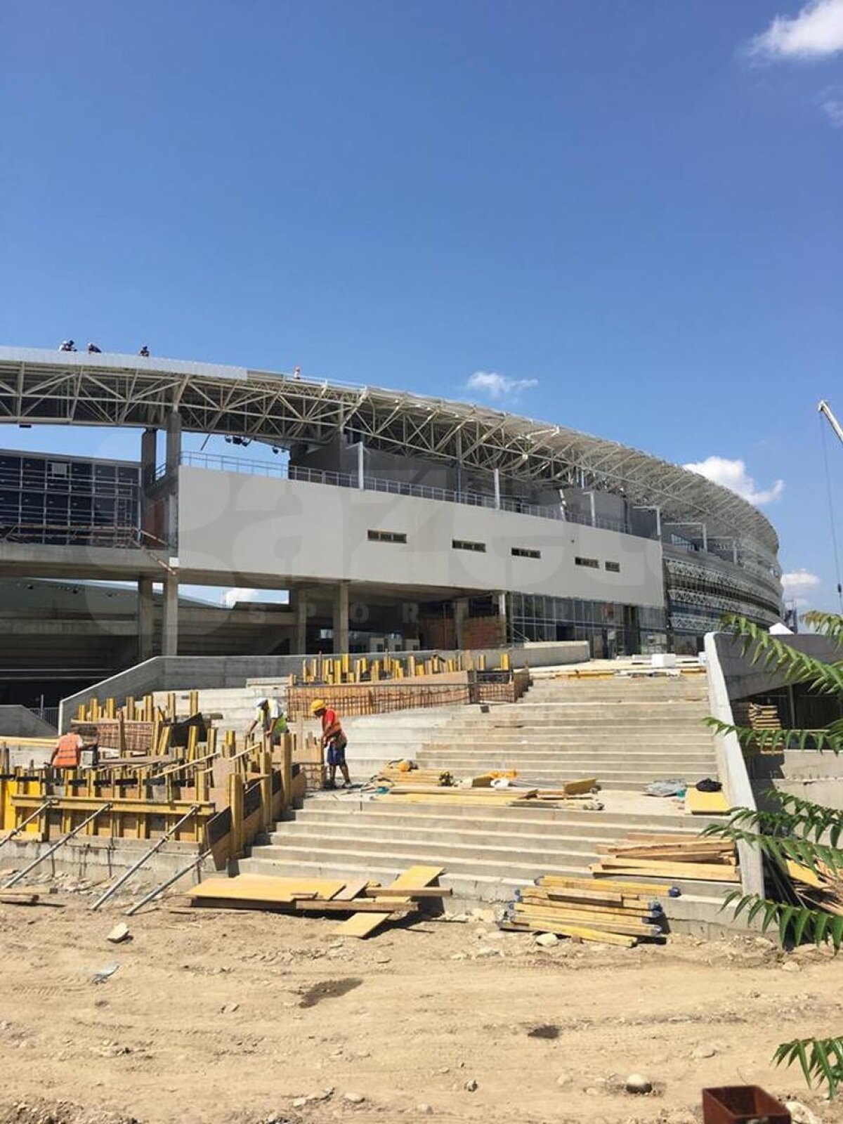 EXCLUSIV VIDEO + FOTO Noi imagini de la unul dintre stadioanele care se construiesc în România! Se pun la punct ultimele detalii la exterior 