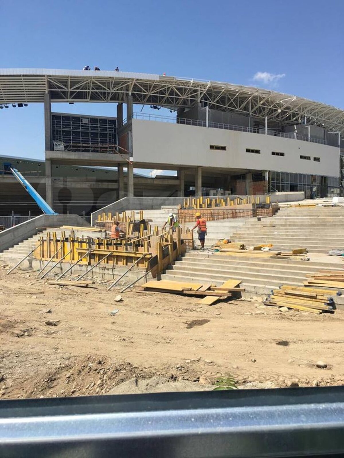 EXCLUSIV VIDEO + FOTO Noi imagini de la unul dintre stadioanele care se construiesc în România! Se pun la punct ultimele detalii la exterior 
