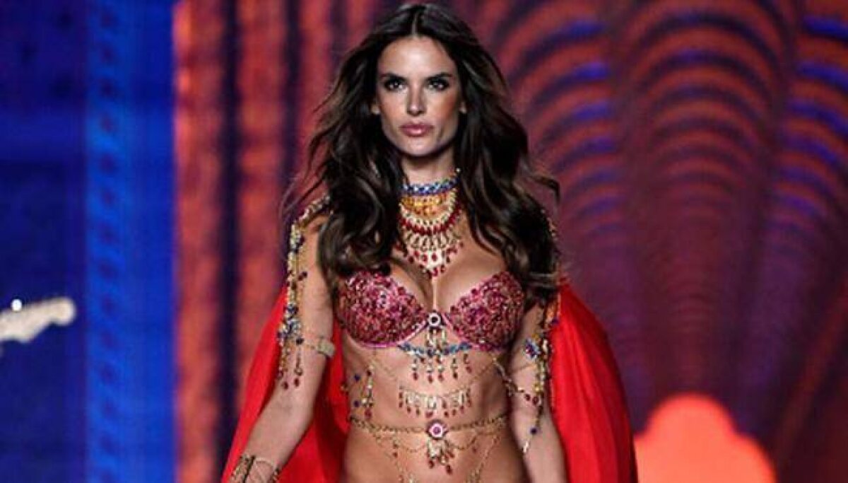 FOTO Prietena lui Neymar și steagul Americii: imagini incendiare cu Alessandra 