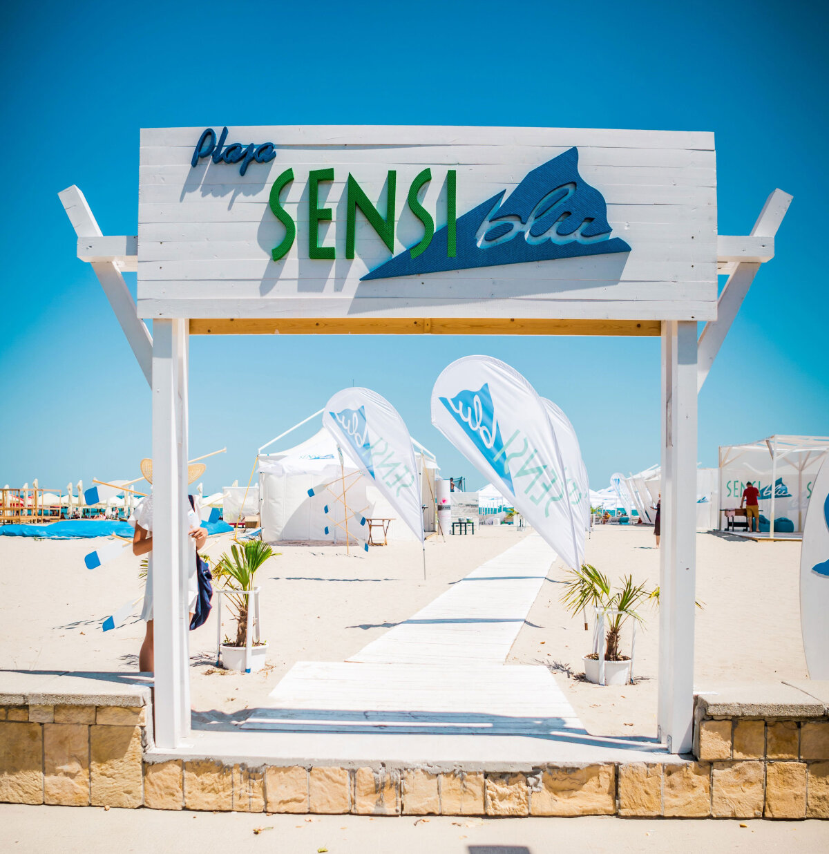 Bucurați-vă de soare pe plaja Sensiblu!
