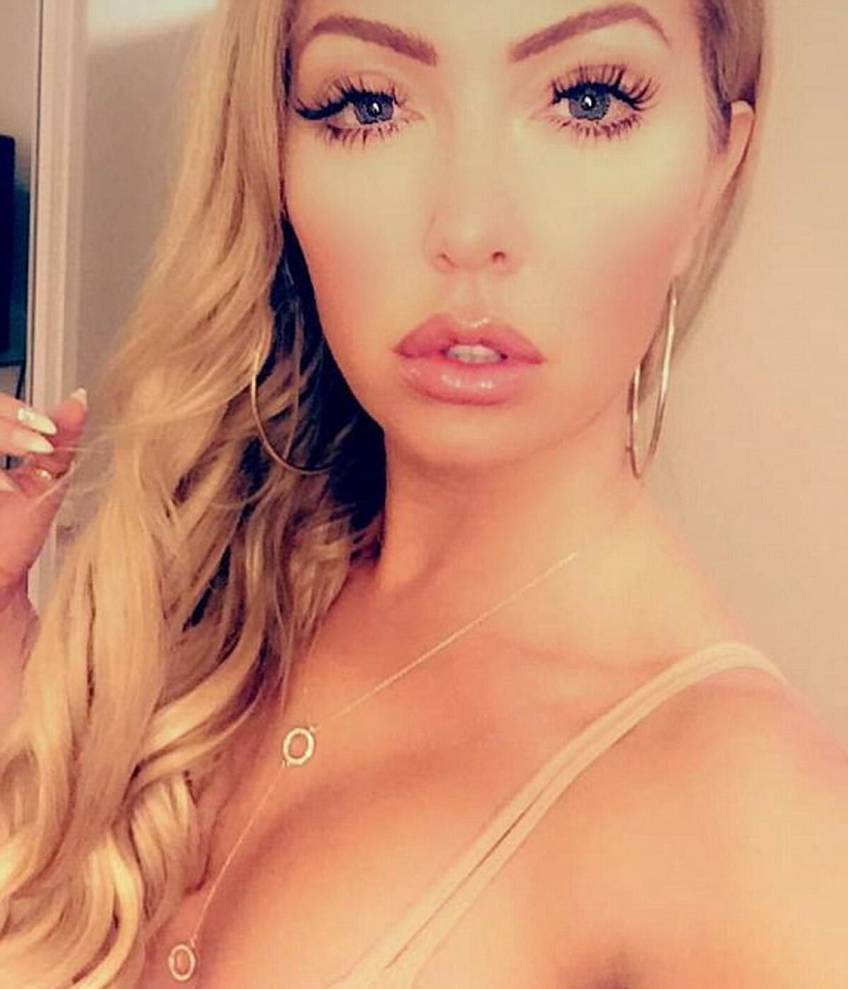 FOTO Upps, blonda asta sexy s-a făcut de râs la piscină, din cauza costumul de baie minuscul!