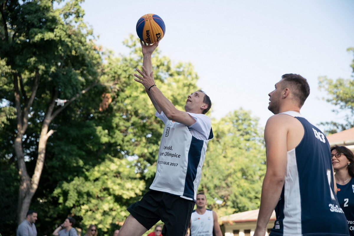 GALERIE FOTO Sportivii de legendă ai României s-au întrecut pe terenul de baschet » Mihai Covaliu a făcut spectacol în fața sediului COSR!