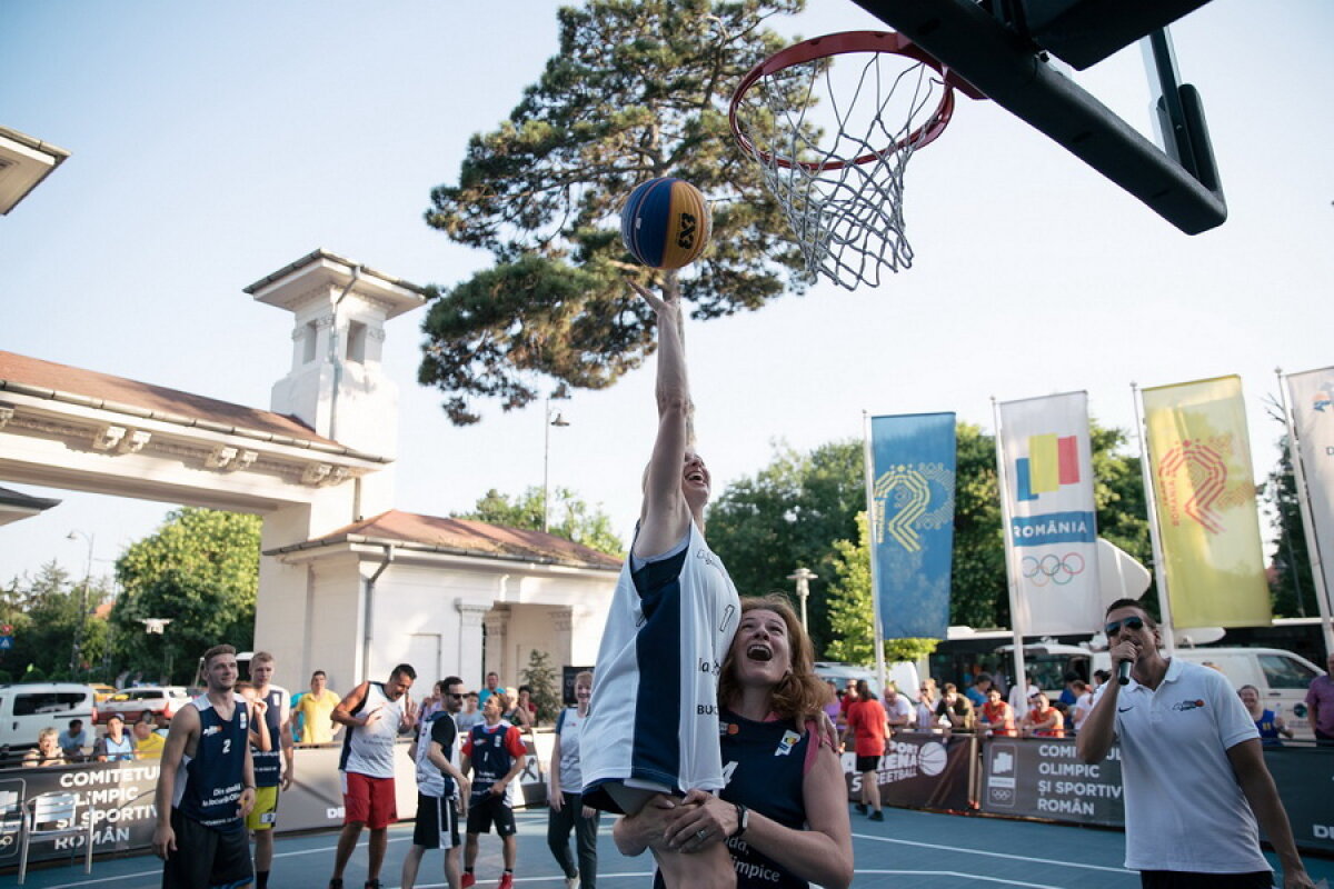 GALERIE FOTO Sportivii de legendă ai României s-au întrecut pe terenul de baschet » Mihai Covaliu a făcut spectacol în fața sediului COSR!