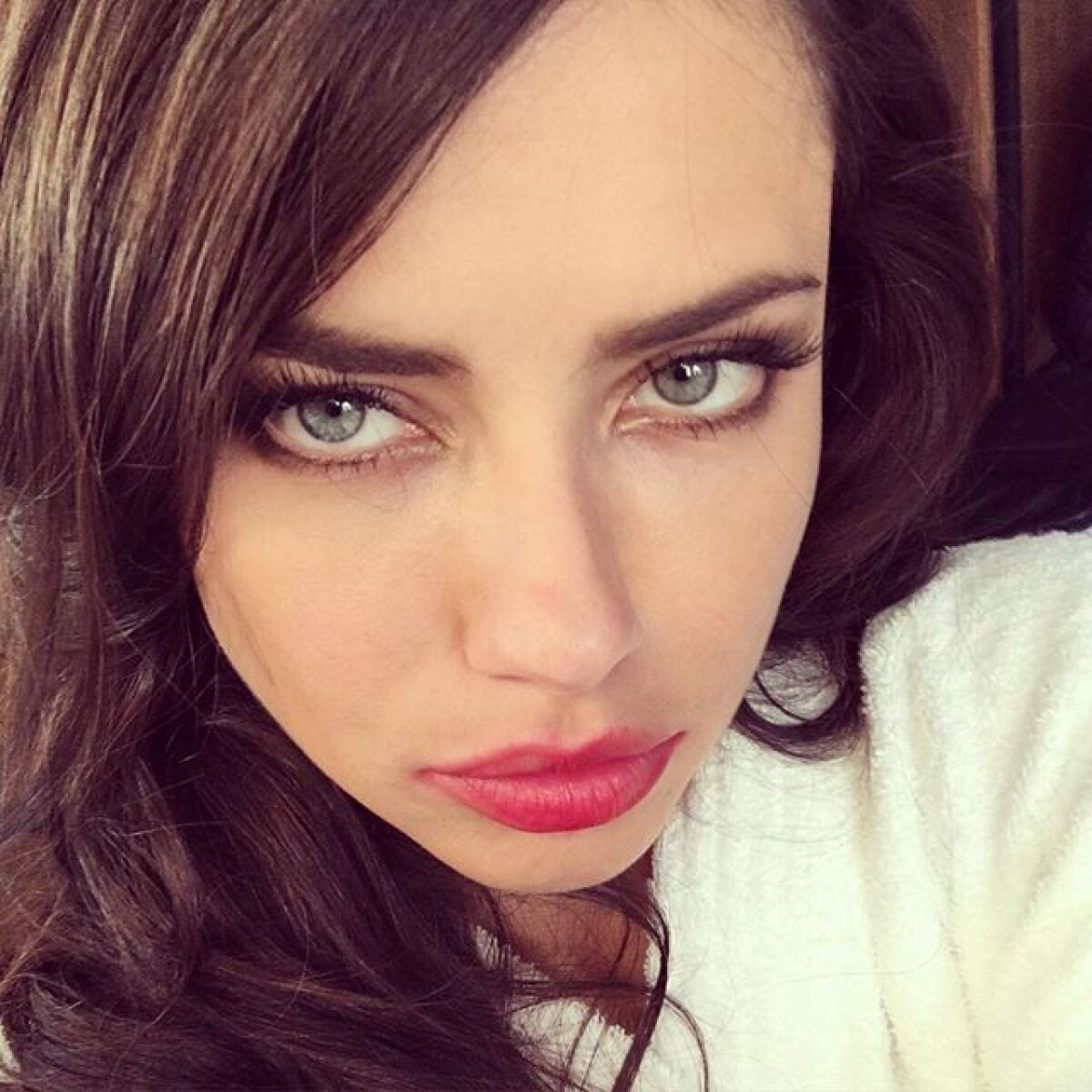 FOTO A renunțat la sport pentru cărți » Superba Adriana Lima s-a despărțit de un baschetbalist pentru un scriitor