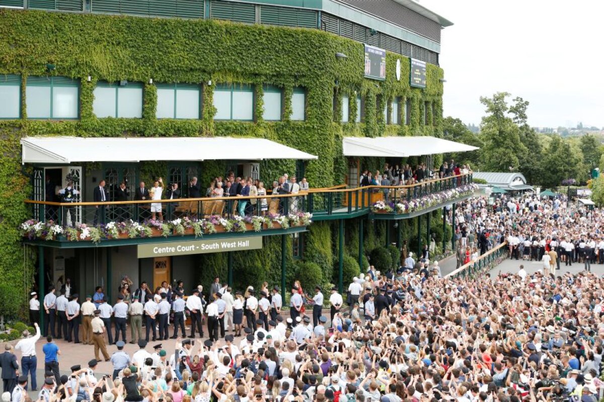FOTO Dulcele sărut al gloriei după al optulea trofeu la Wimbledon » Roger Federer, campionul absolut